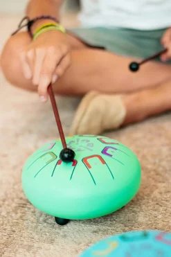 Juegaconmigo Bębenek językowy Baby Tambu śr. 15cm - Teal Peal