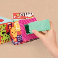 B.Toys Block Party – klocki materiałowe z sorterami
