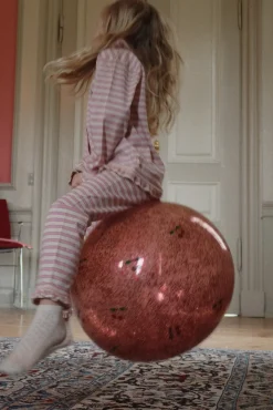 Konges slojd Brokatowa piłka do skakania - cherry
