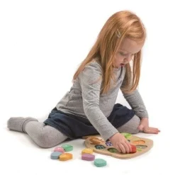 Tender Leaf Toys Drewniana zabawka - Wiewiórka i liczenie żołędzi