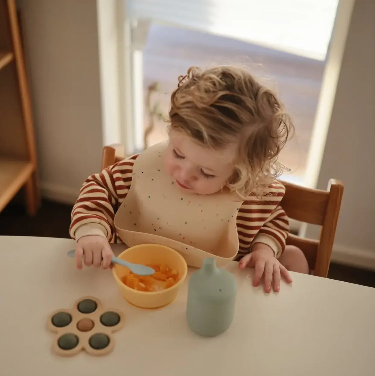 Mushie Kwiatek Press Toy - dried thyme, natural, sand