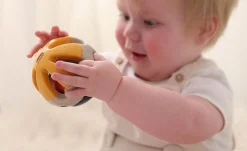 TOLO Bio Piłka grzechotka dla niemowlaka 3m+