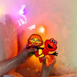 Glo Pals Postać do kąpieli Julia Ulica Sezamkowa - zestaw z dwiema kostkami sensorycznymi świecącymi w wodzie