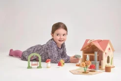 Tender Leaf Toys Przenośny, leśny domek z wyposażeniem i laleczkami