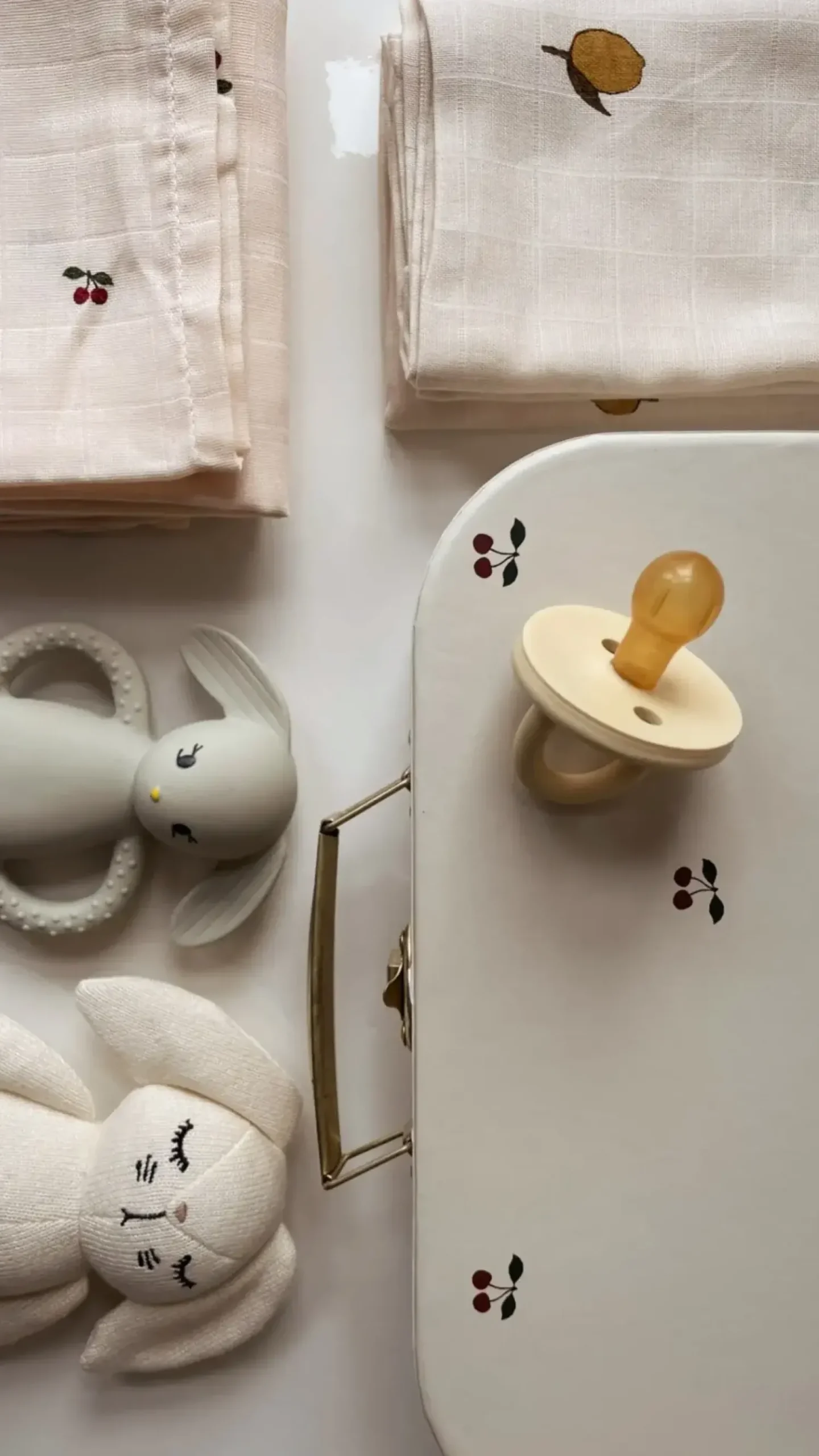 Konges slojd Przytulanka sensoryczna Mini Króliczek - off white