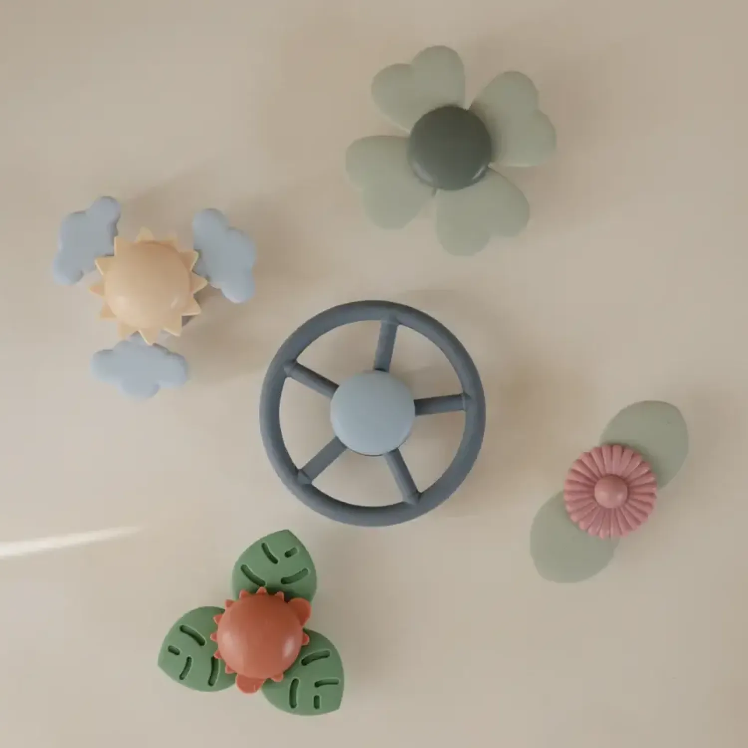 Mushie Spinner sensoryczny z przyssawką - Wheel