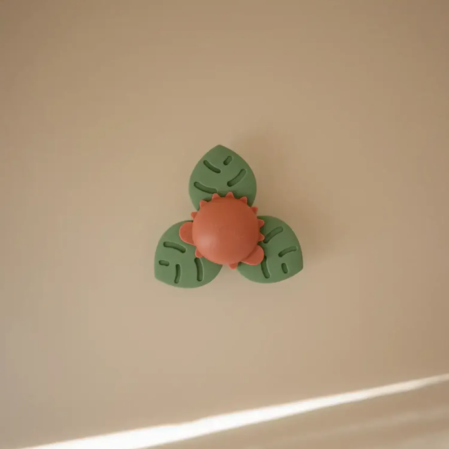 Mushie Spinner sensoryczny z przyssawką - Dino